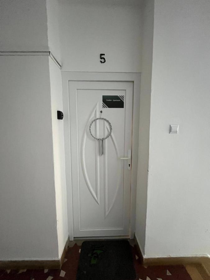 Vandor Apartman เวสเปรม ภายนอก รูปภาพ